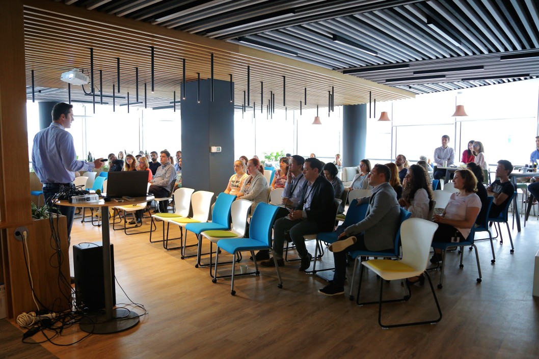 people-attending-a-presentation-at-the-office_t20_EnKBRY
